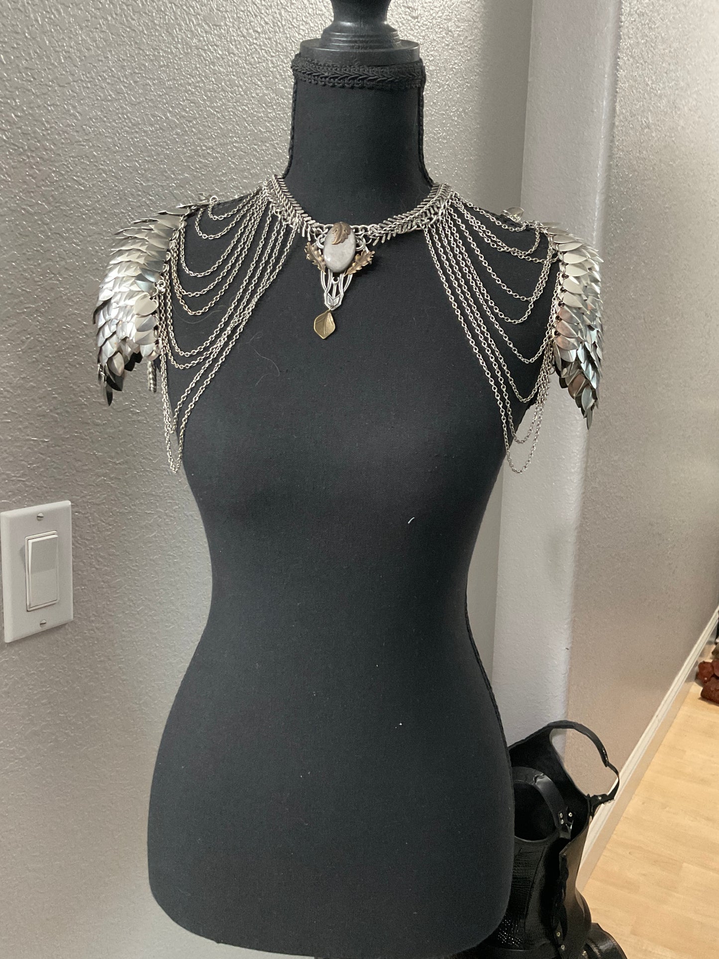 Silver Scalemail Pauldrons with Embellishment