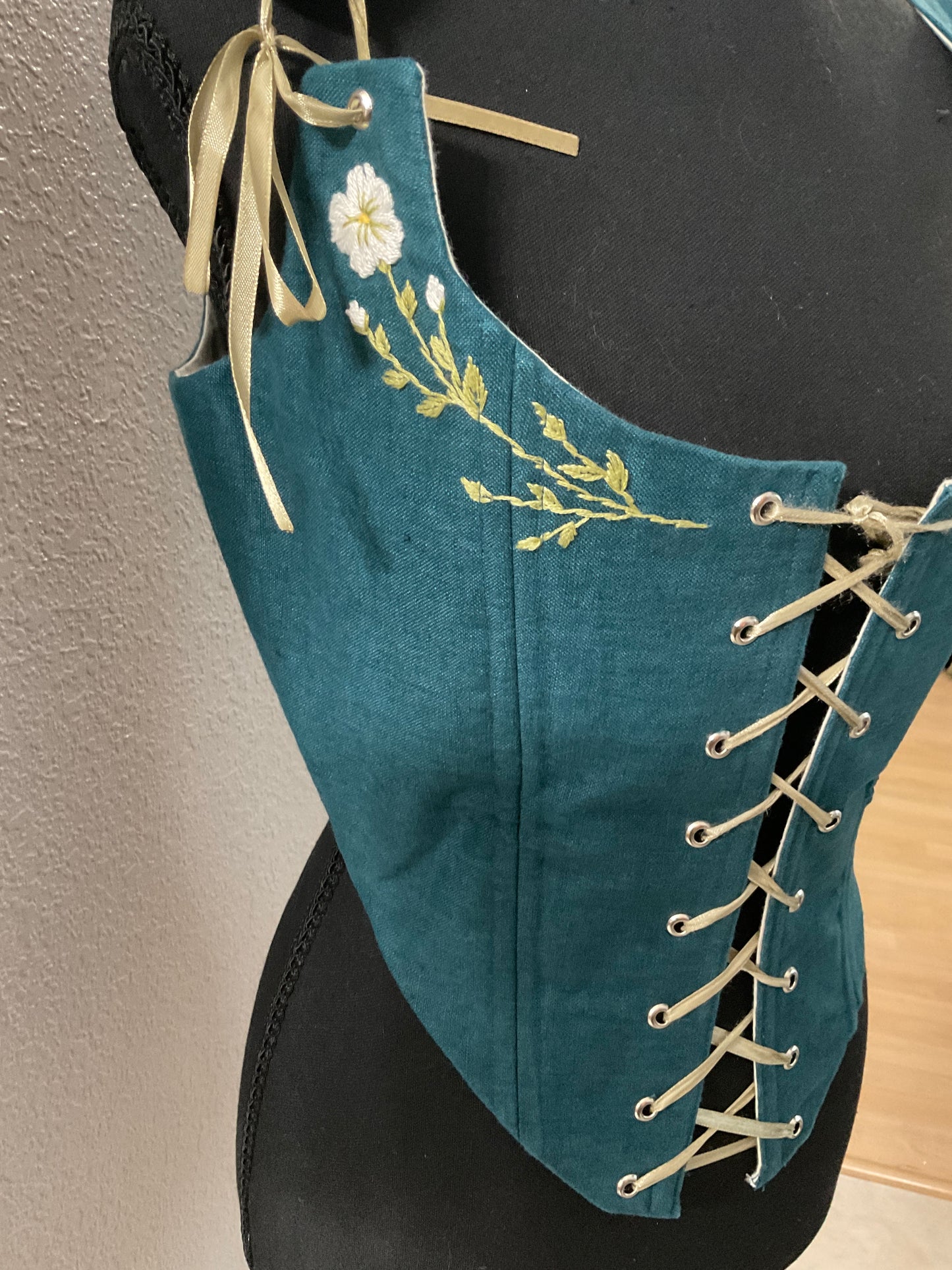 Slovak Meadows Blue Linen Lace Front Stays Size M/L