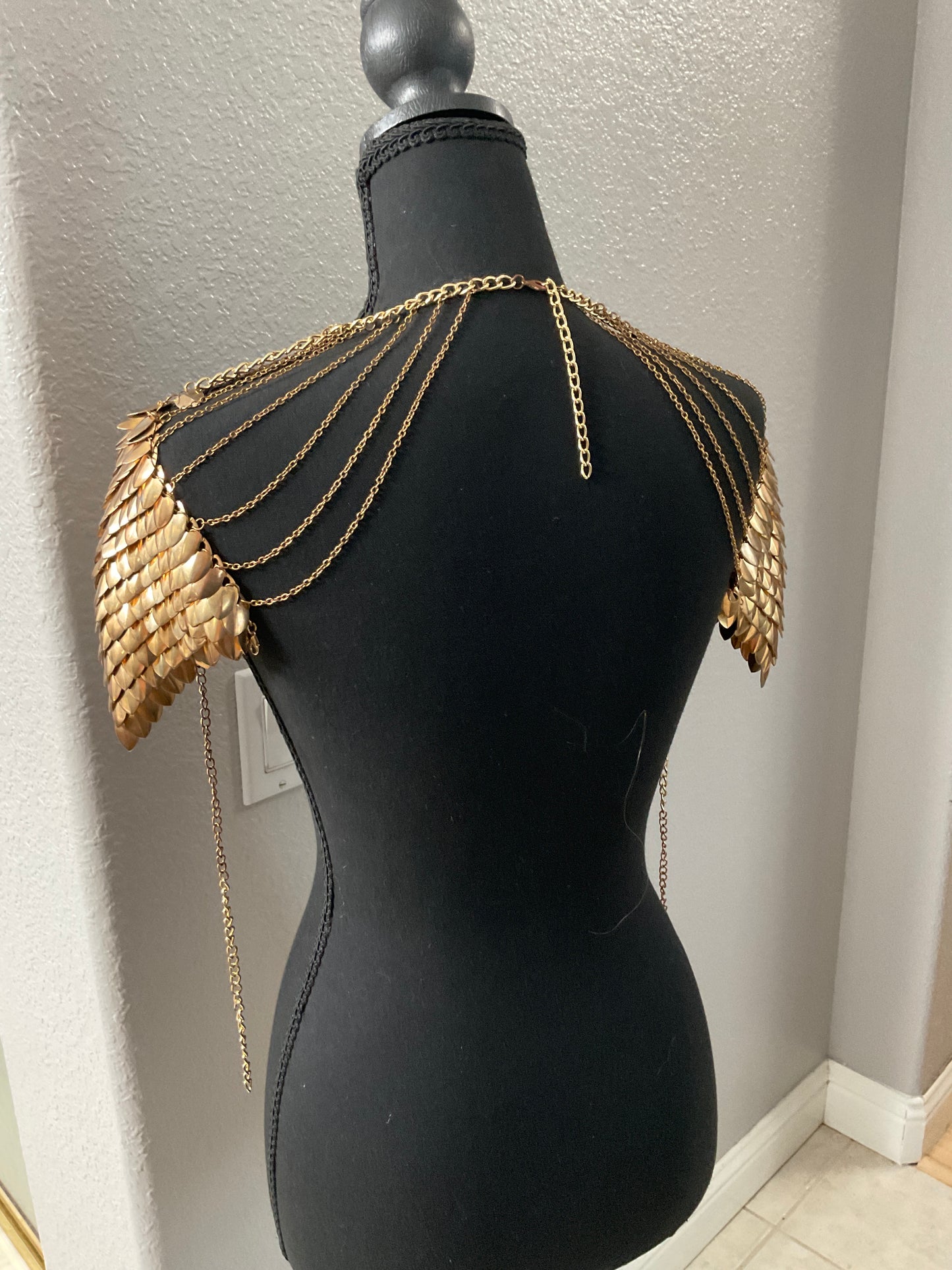 Gold Scalemail Shoulder Pauldrons