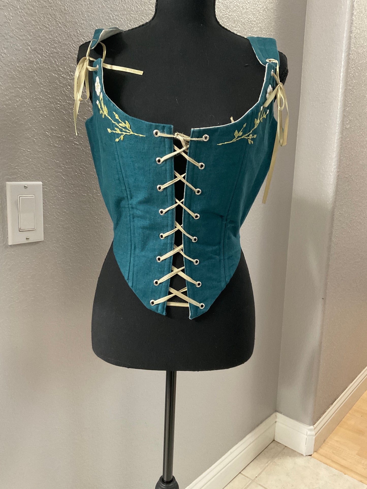 Slovak Meadows Blue Linen Lace Front Stays Size M/L