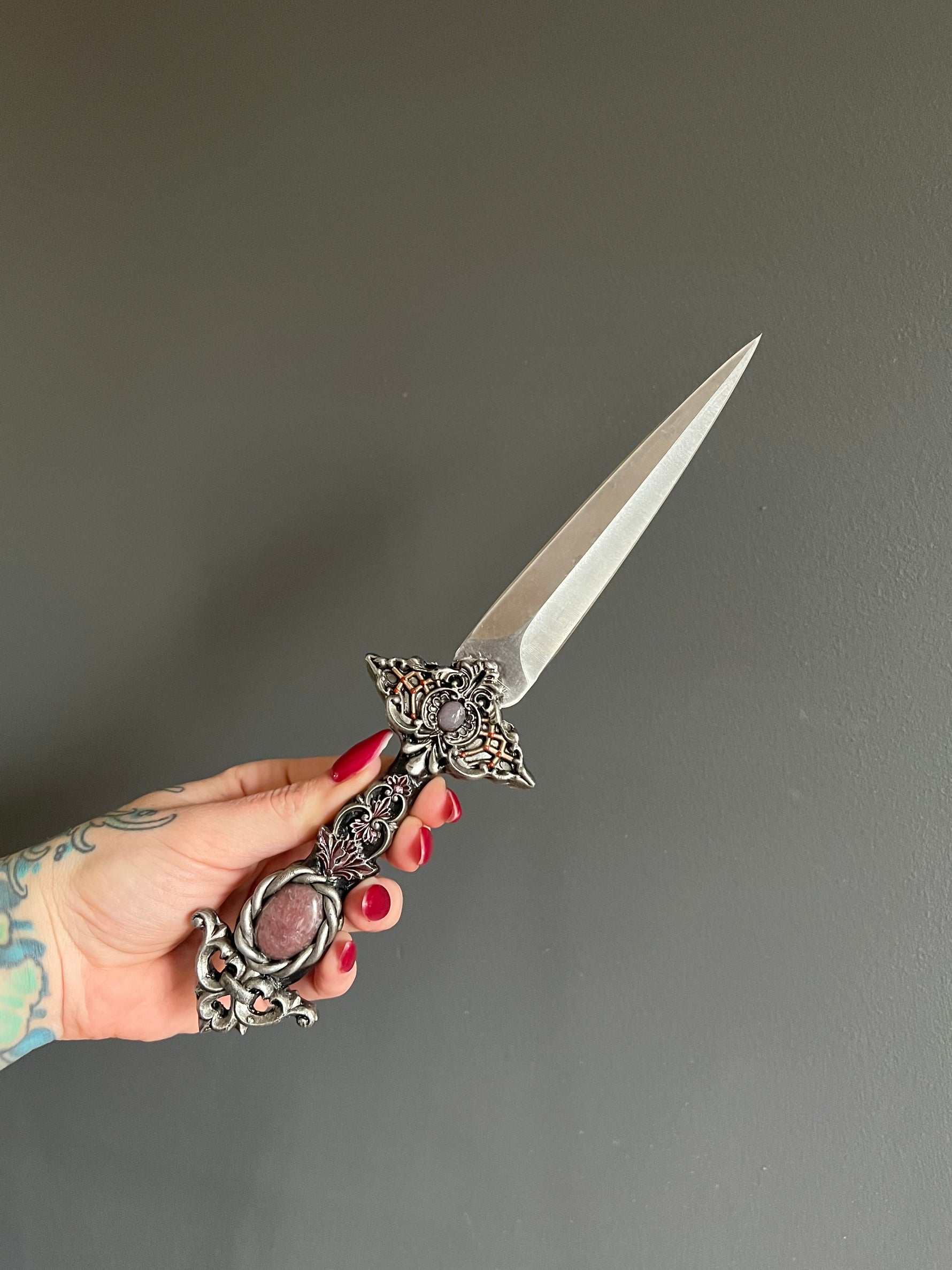 The Huntress Customized Elegant Fantasy Dagger – Dead Wrath and Beyond